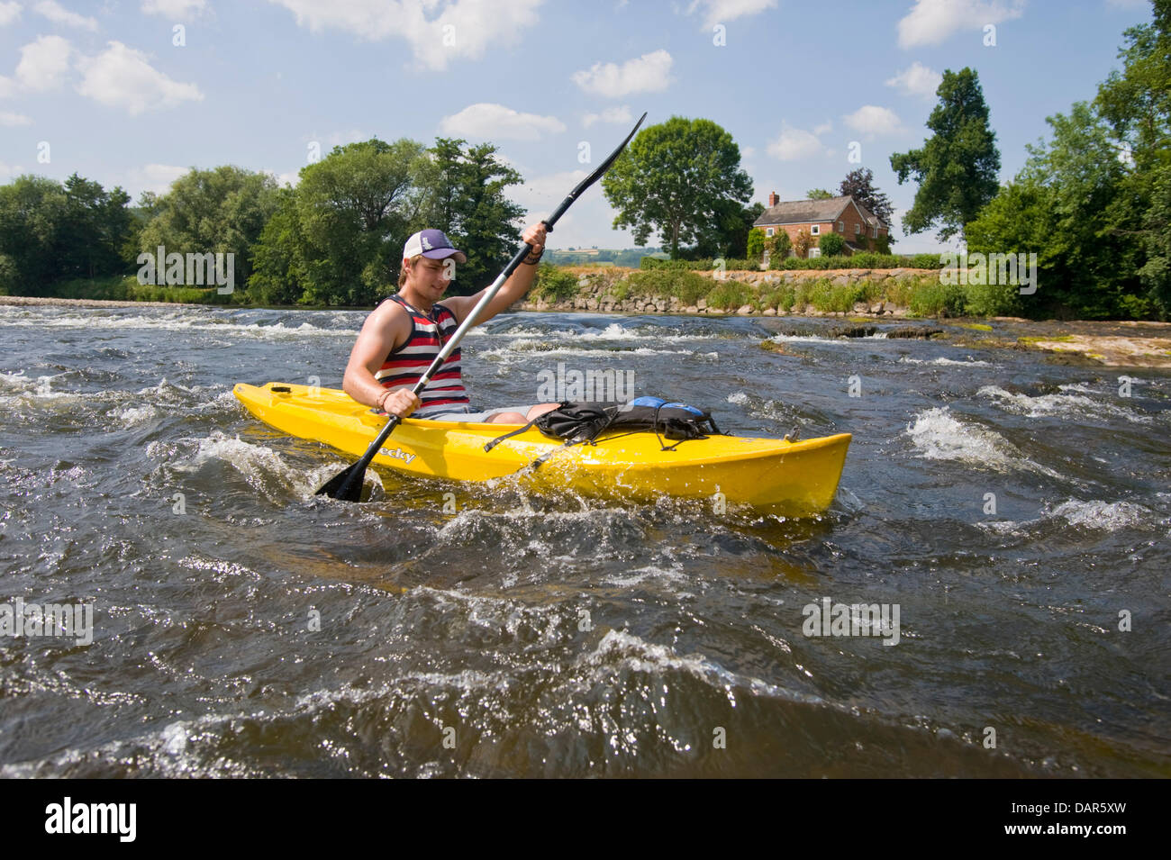 Canoeist in kayak giallo tipo di canoa sul fiume Wye a Warren, Hay on Wye, Powys, Wales, Regno Unito Foto Stock