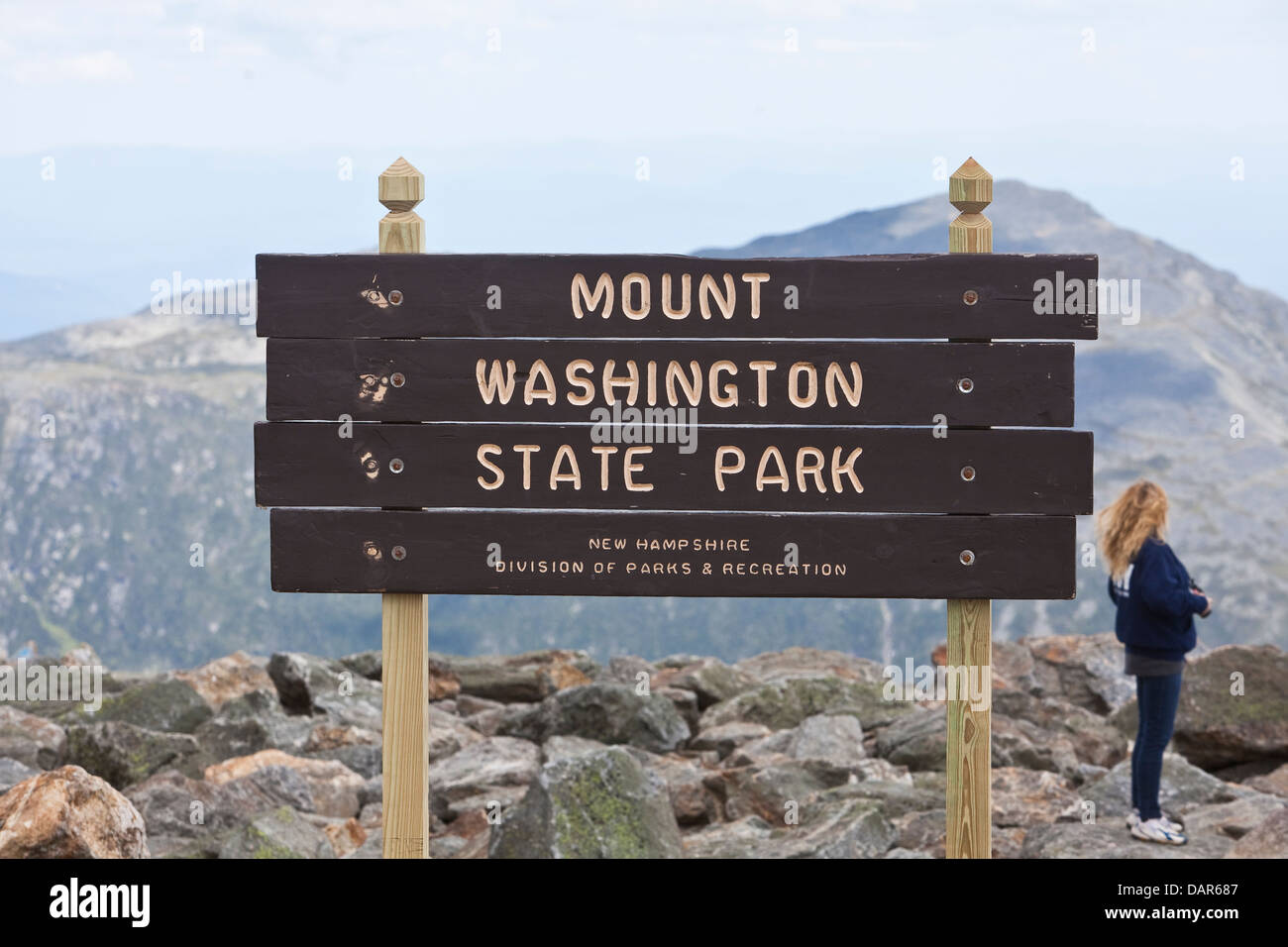 Un segno che legge il 'Monte stato di Washington Park' è visto presso il Mount Washington vertice in New Hampshire Foto Stock