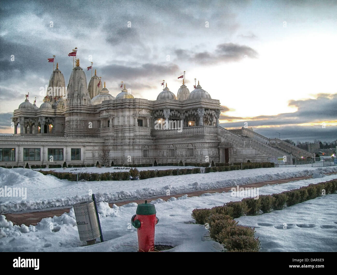 Lo Shri Swaminarayan Mandir a Toronto, Canada, è un sito culturale e religioso significativo per la comunità indù. Conosciuto per la sua splendida architettura, il tempio è un luogo di culto e di riunione della comunità, che unisce design tradizionale e costruzione moderna. Foto Stock Lo Shri Swaminarayan Mandir a Toronto, Canada, è un sito culturale e religioso significativo per la comunità indù. Conosciuto per la sua splendida architettura, il tempio è un luogo di culto e di riunione della comunità, che unisce design tradizionale e costruzione moderna. Foto Stock