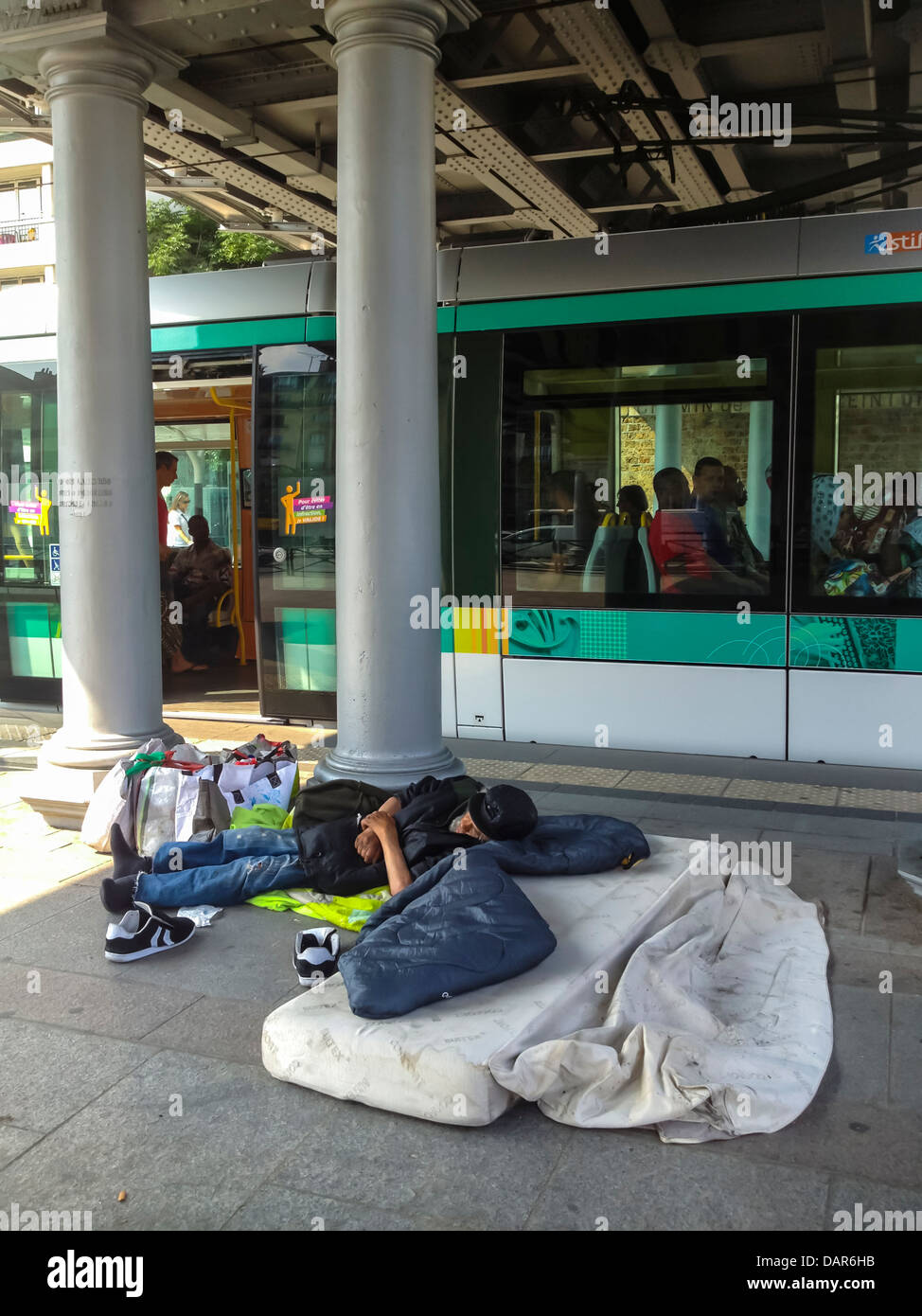 Parigi, Francia, senzatetto che dorme da solo sul marciapiede, stazione del tram, povertà pubblica, scena di strada Foto Stock