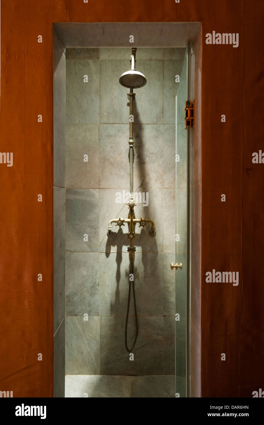 Visualizzare attraverso la porta stretta alla pietra doccia Foto Stock