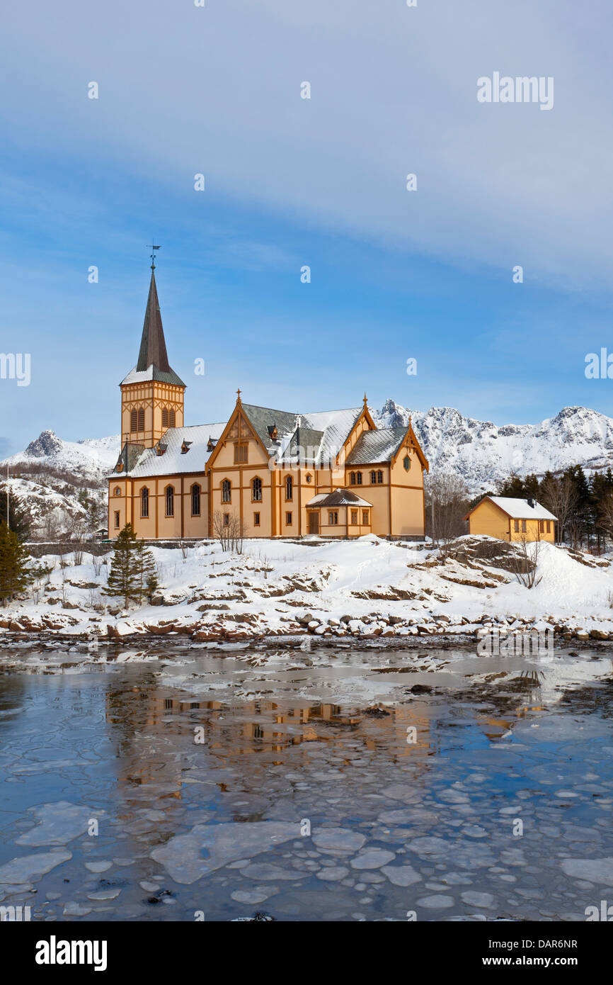 Chiesa nella neve in inverno del villaggio di Kabelvåg, Vågan, Austvågøya / Austvågøy, Lofoten, Nordland county, Norvegia e Scandinavia Foto Stock