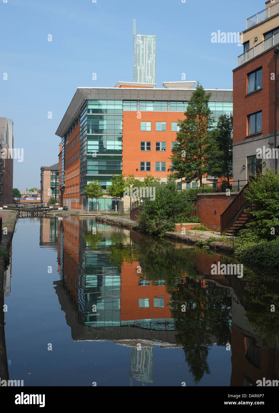 Inghilterra, Manchester, moderni uffici su Bridgewater Canal Foto Stock