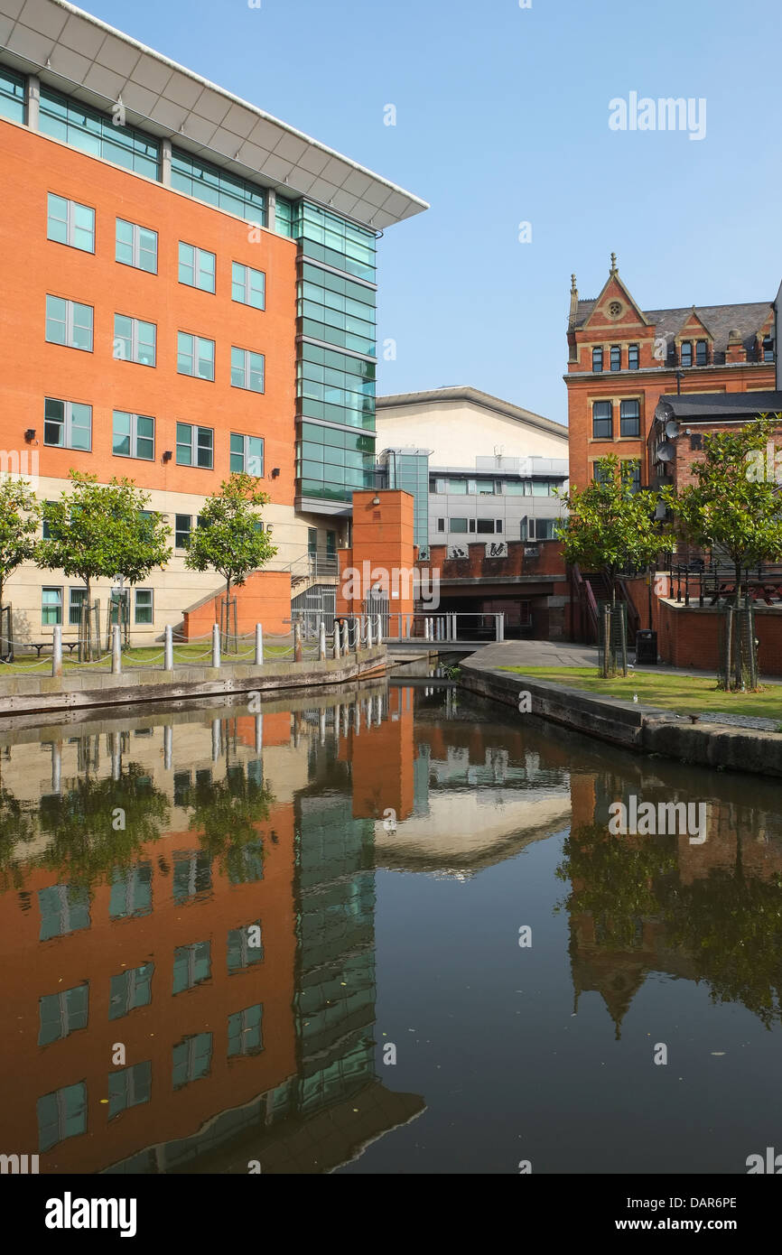 Inghilterra, Manchester, moderni uffici su Bridgewater Canal Foto Stock