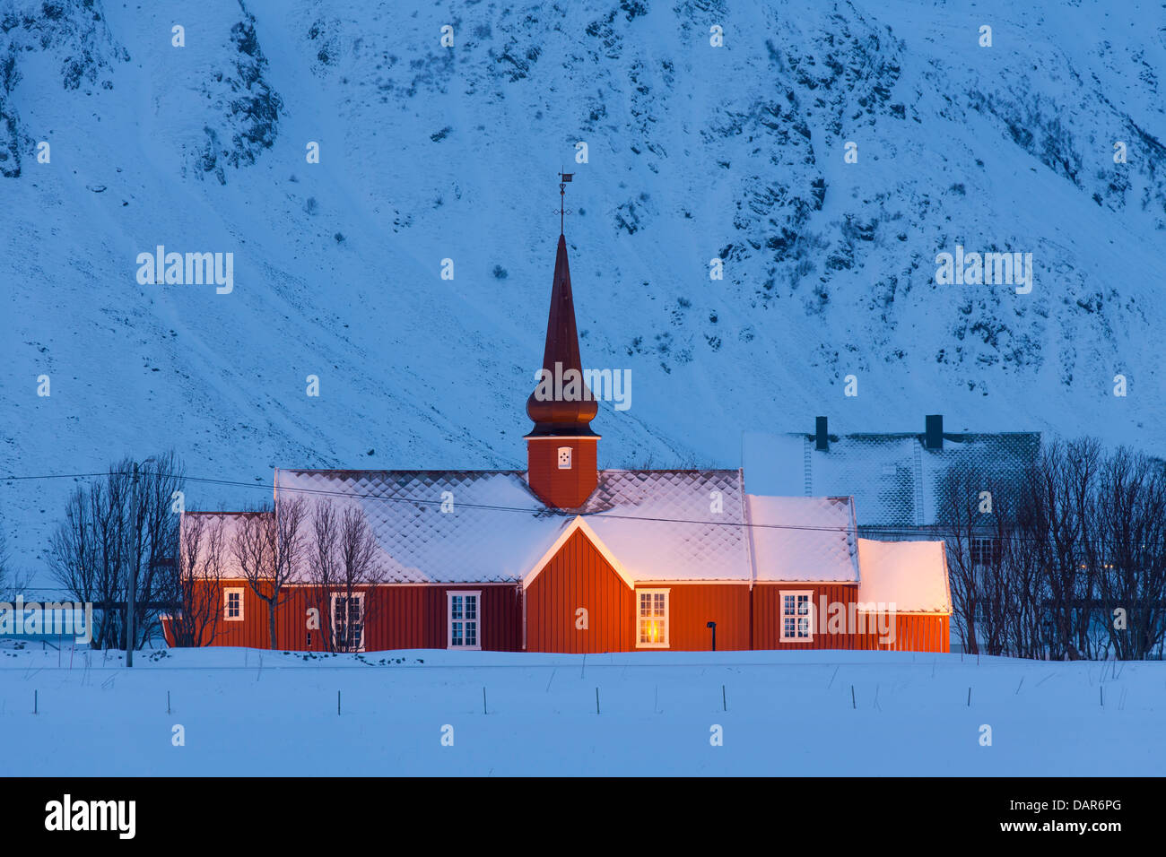 La chiesa di Flakstad durante la notte nella neve in inverno, Fylke Nordland, Isole Lofoten in Norvegia e Scandinavia Foto Stock