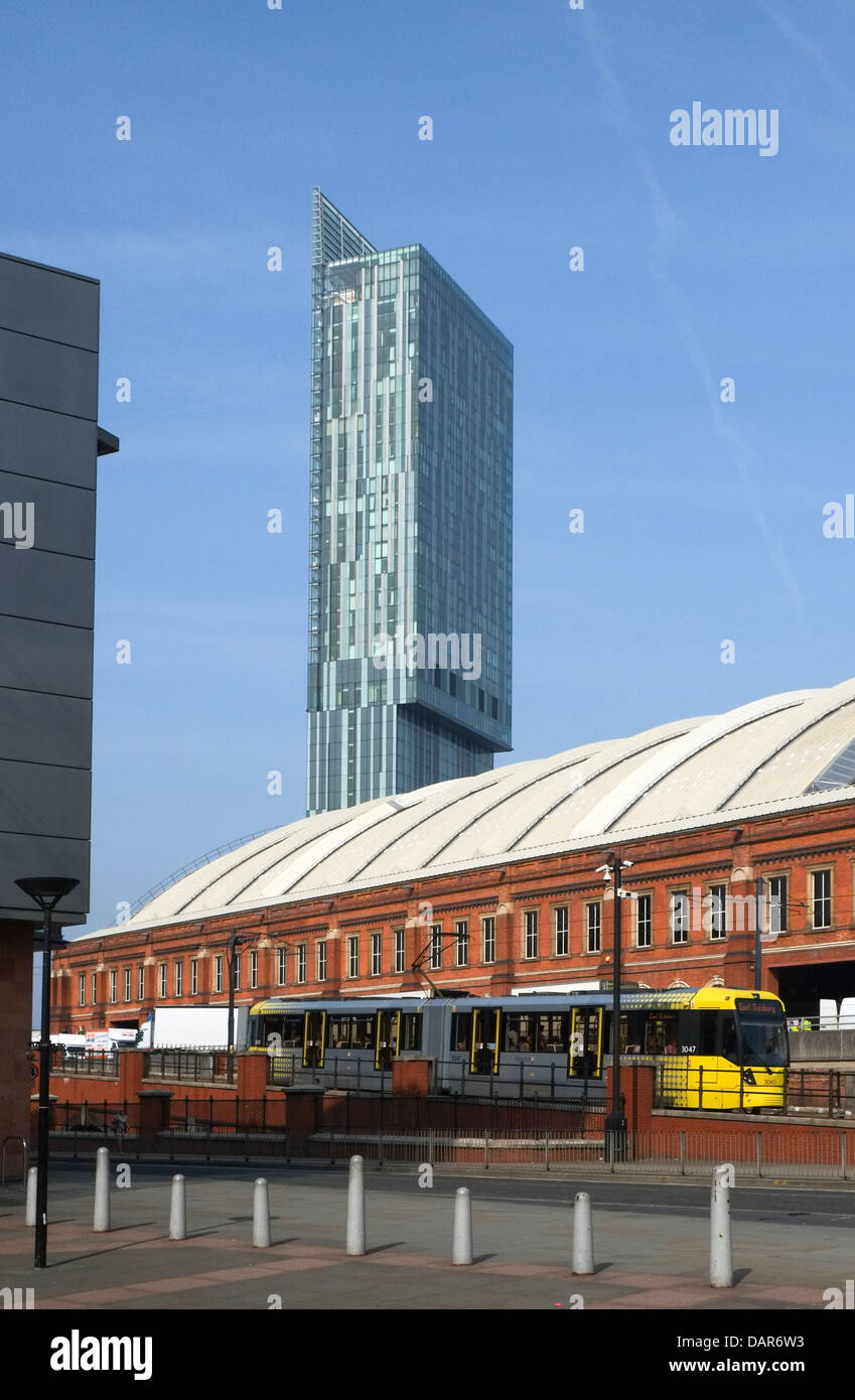 Inghilterra, Manchester, vista verso la Bridgewater Hall e Beetham Tower Foto Stock