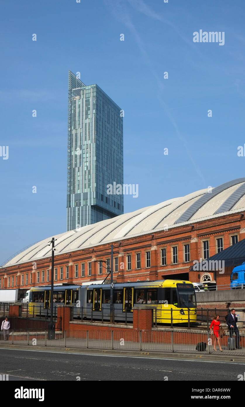 Inghilterra, Manchester, vista verso il tram, G-Mex e Beetham Tower Foto Stock