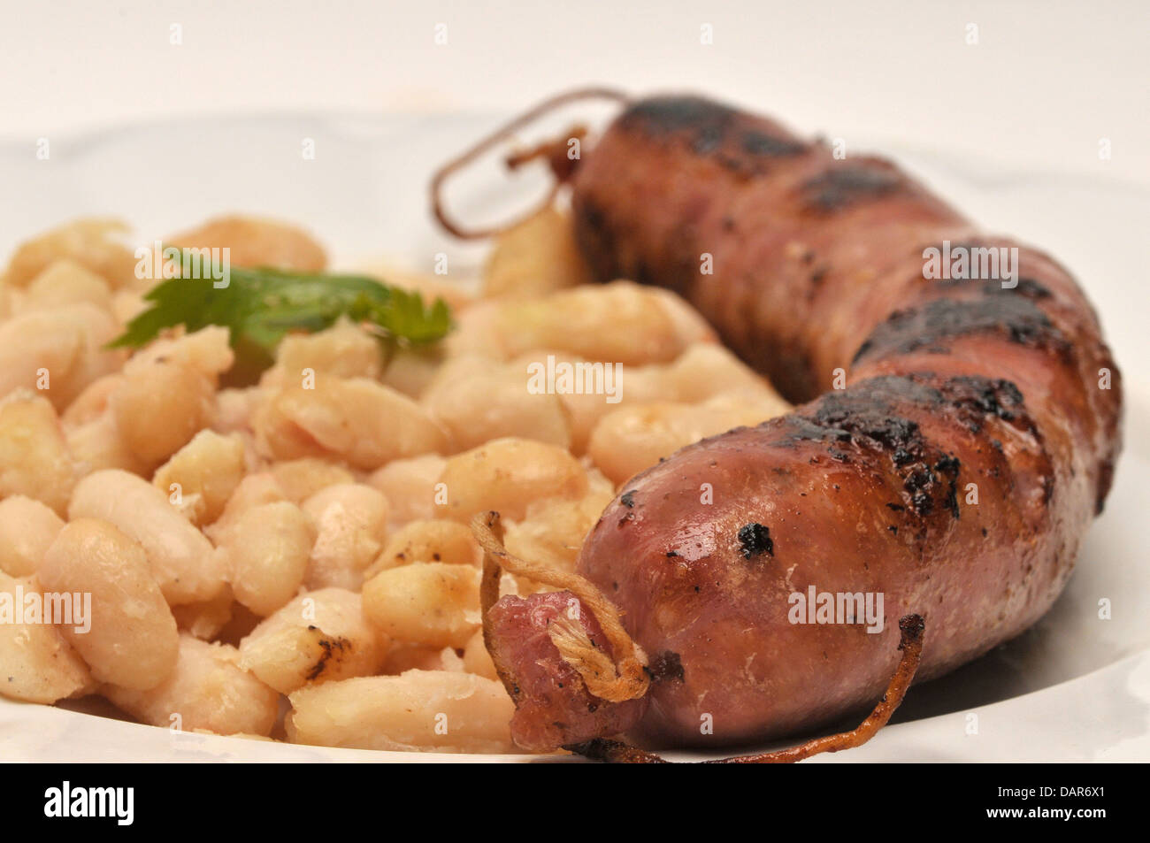 Salsicce e fagioli, tipico piatto catalano. La Catalogna. Spagna Foto Stock