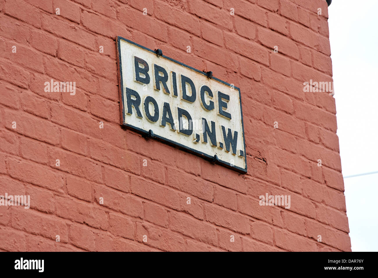 Vecchia strada segno, Bridge Road, Londra Nord Foto Stock