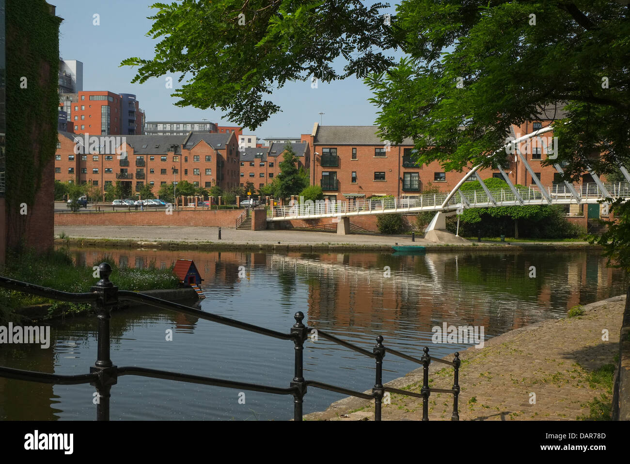 Inghilterra, Manchester, Canal & sospensione ponte nella zona di Castlefield Foto Stock