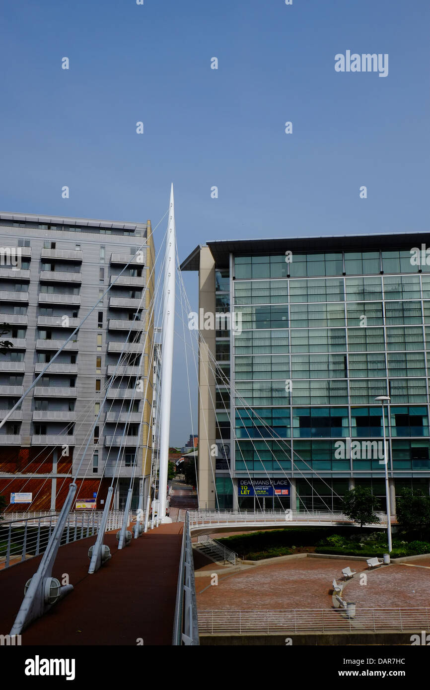 Inghilterra, Manchester Visualizza verso il ponte di sospensione e il Lowry Hotel Foto Stock