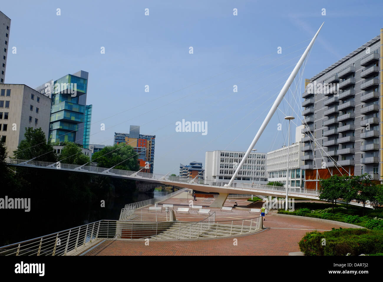 Inghilterra, Manchester Visualizza verso il ponte di sospensione e il Lowry Hotel Foto Stock