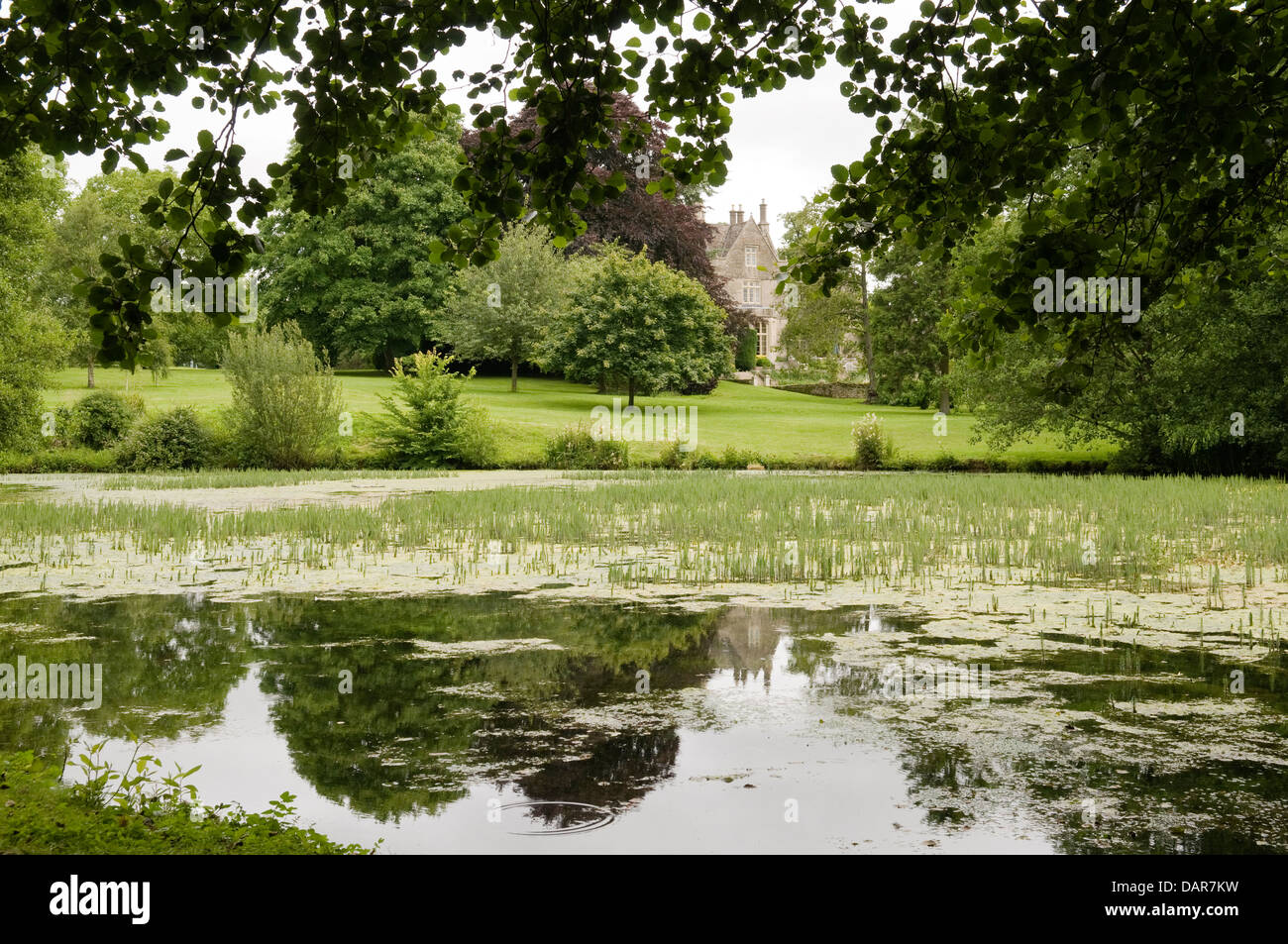 Pond nei Giardini del Parco Ampney, xvii secolo English country house Foto Stock