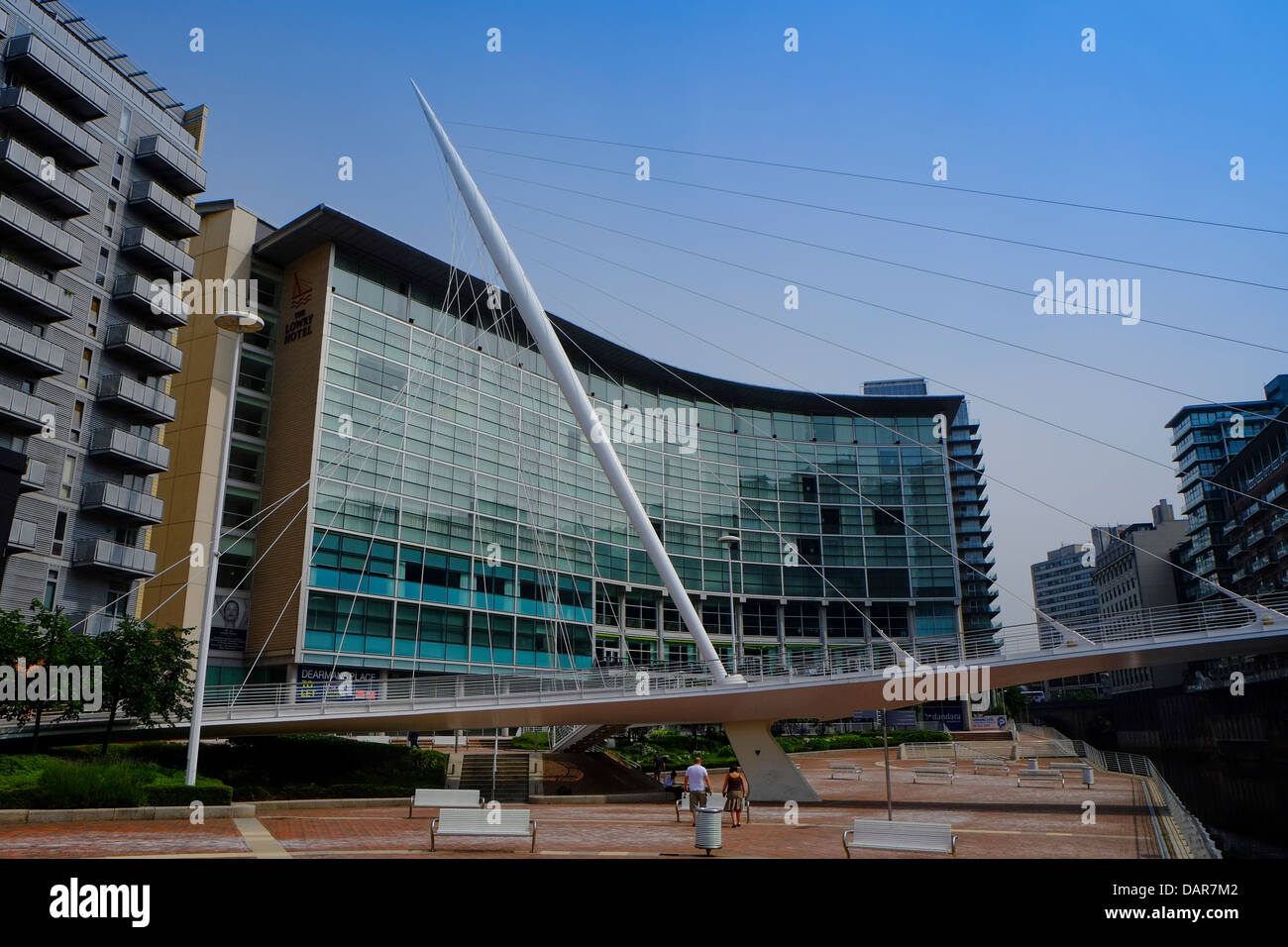 Inghilterra, Manchester Visualizza verso il ponte di sospensione e il Lowry Hotel Foto Stock