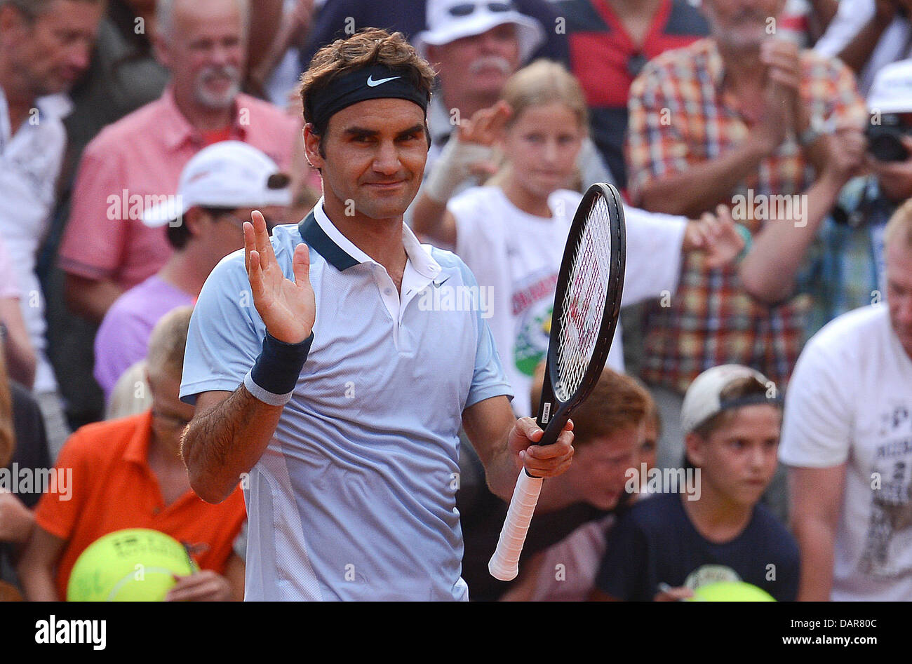 Amburgo, Germania. 17 Luglio, 2013. Roger Federer onde dopo la sua vittoria nella seconda partita contro la Germania Marche durante il torneo ATP di Amburgo, Germania, 17 luglio 2013. Foto: Axel HEIMKEN/dpa/Alamy Live News Foto Stock