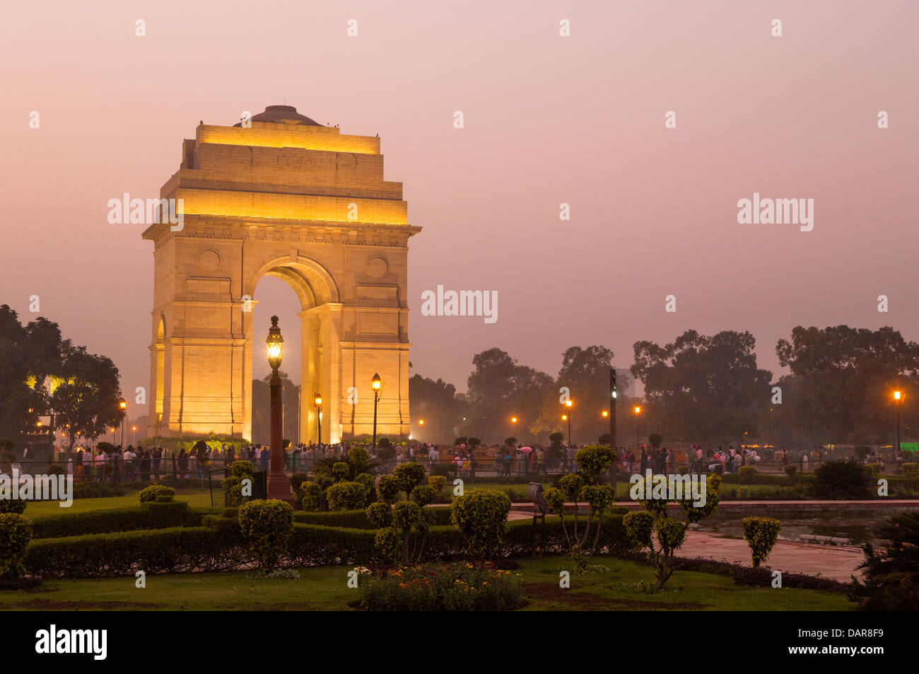 India, Uttar Pradesh, New Delhi, India Gate illuminato al crepuscolo Foto Stock