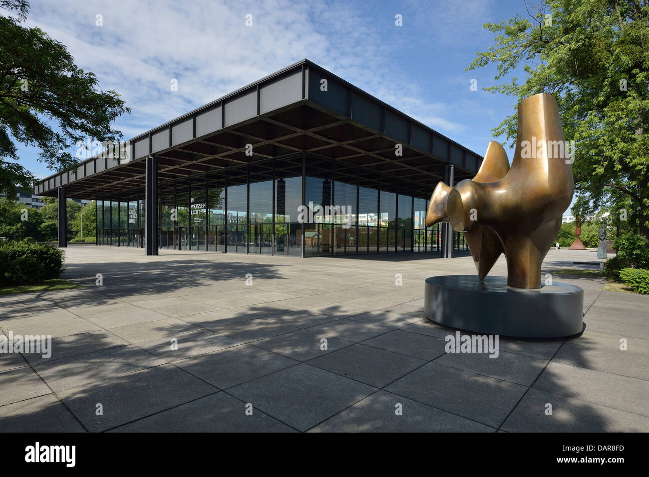 Berlino. Germania. Neue Nationalgalerie, & scultura (l'Archer 1966) da Henry Moore. Foto Stock