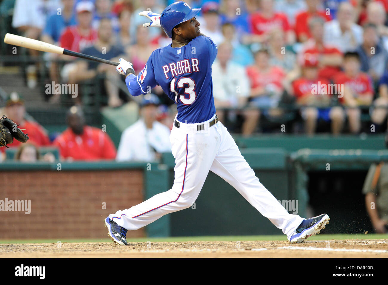 Giugno 28, 2013 - Arlington, TX, Stati Uniti d'America - Texas Rangers' interbase Jurickson Profar (13) a bat durante un MLB baseball gioco tra i Cincinnati Reds e Texas Rangers presso il Rangers Ballpark in Arlington in Arlington, TX, Venerdì, 28 giugno 2013. Foto Stock