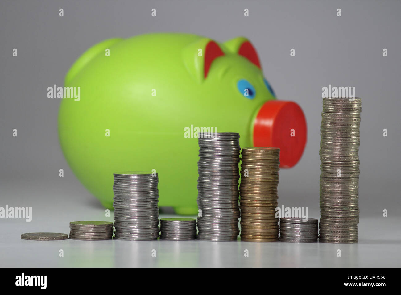Rupie indiane con un salvadanaio, Concept Foto Stock