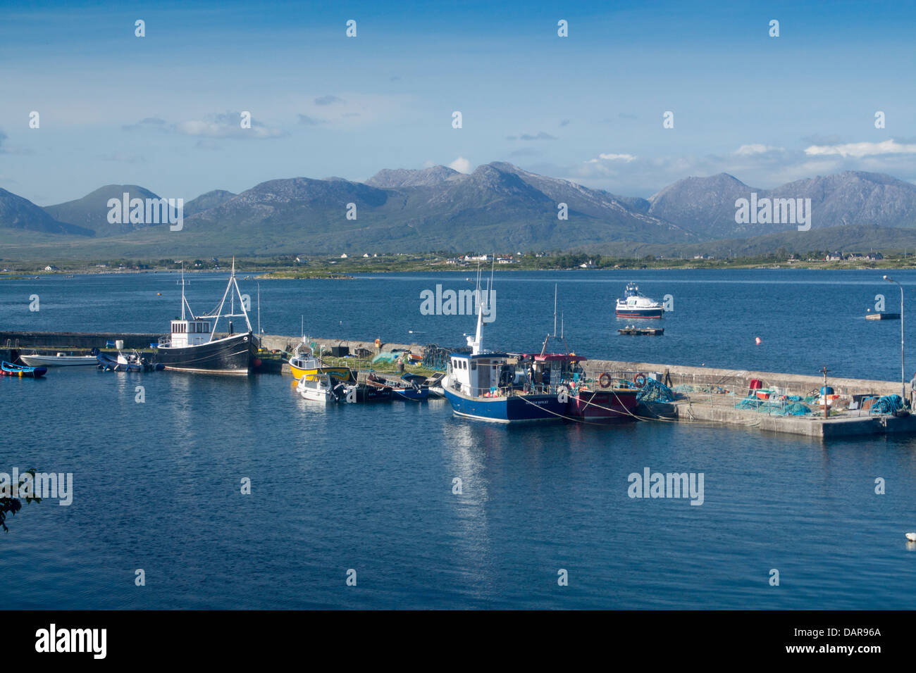 Barche da pesca nel porto di Roundstone Bertraghboy Bay Roundstone Connemara County Galway Eire Repubblica di Irlanda Foto Stock