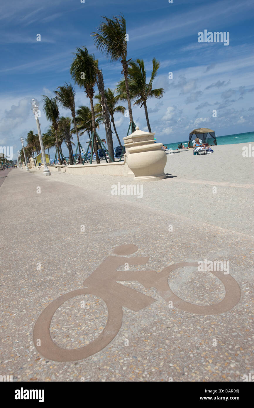 Segno di biciclette pista ciclabile sul lungomare HOLLYWOOD BEACH FLORIDA USA Foto Stock