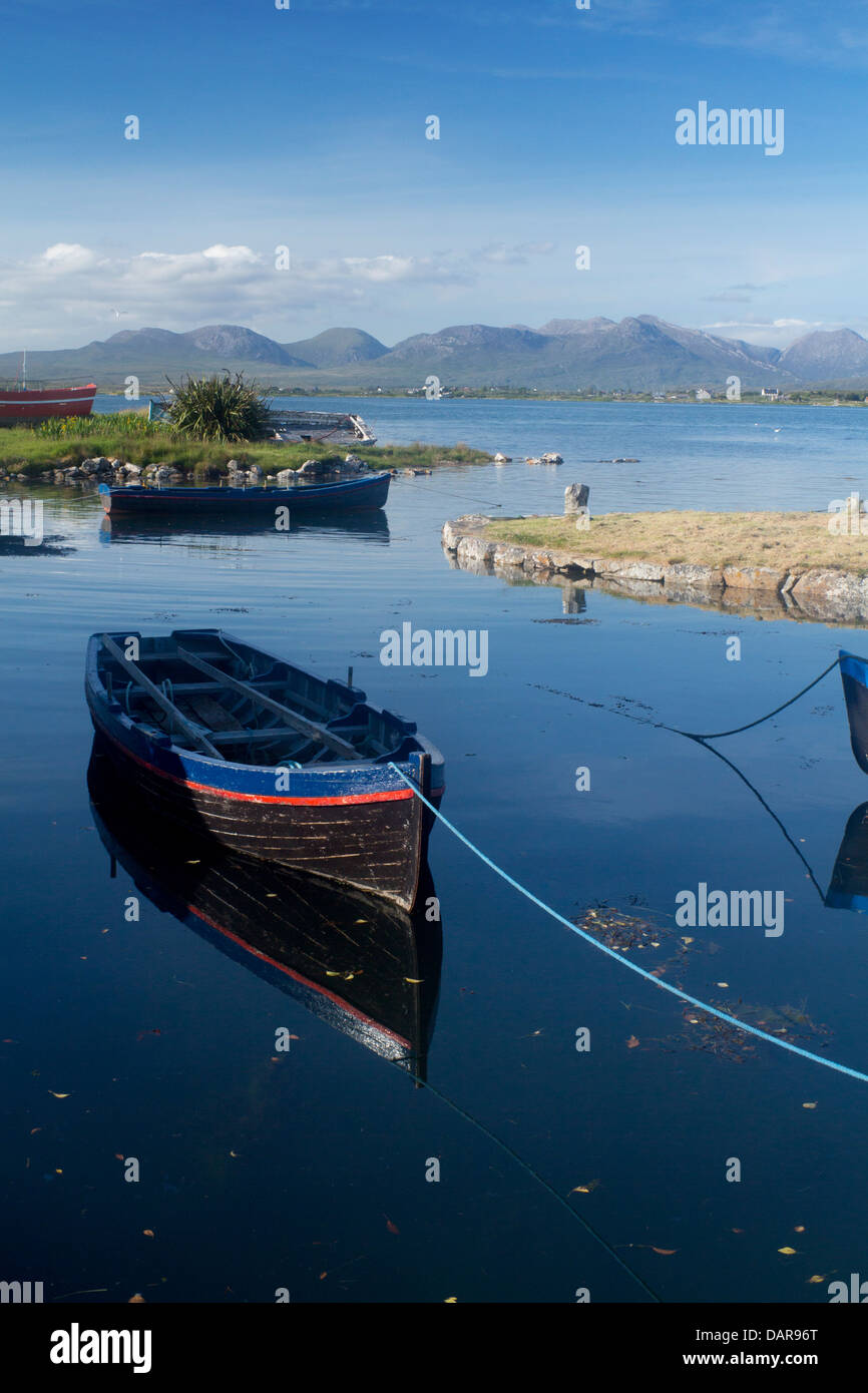 Barche da pesca sul banco di estuario Bertraghboy Bay Roundstone Connemara County Galway Eire Repubblica di Irlanda Foto Stock