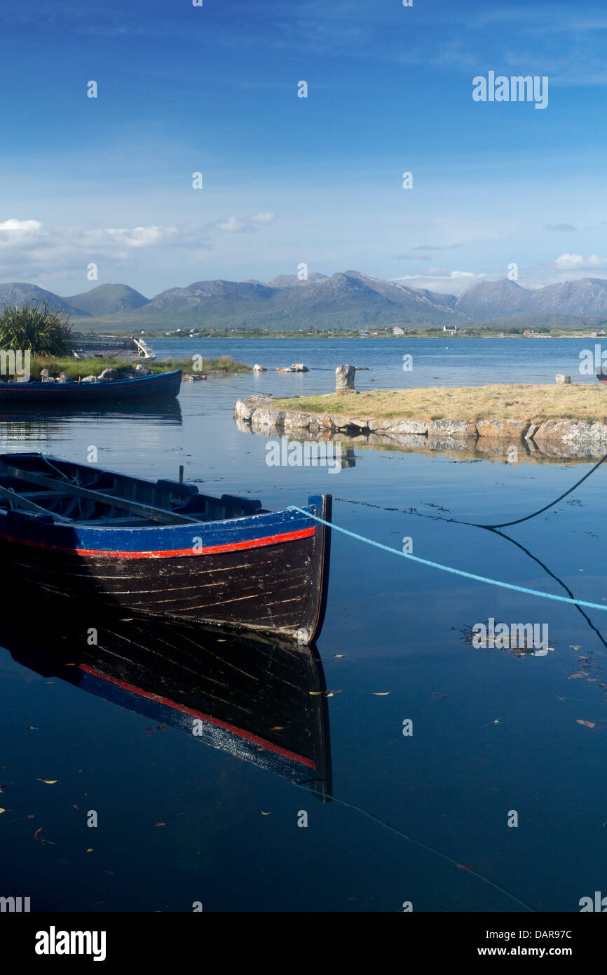 Barche da pesca sul banco di estuario Bertraghboy Bay Roundstone Connemara County Galway Eire Repubblica di Irlanda Foto Stock