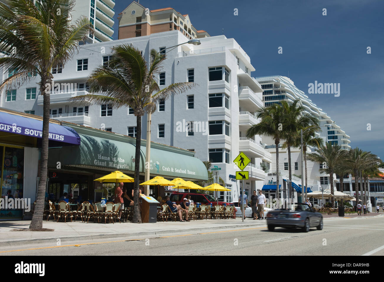 OUTDOOR cafe' sul marciapiede SEABREEZE BOULEVARD FORT LAUDERDALE SKYLINE FLORIDA USA Foto Stock