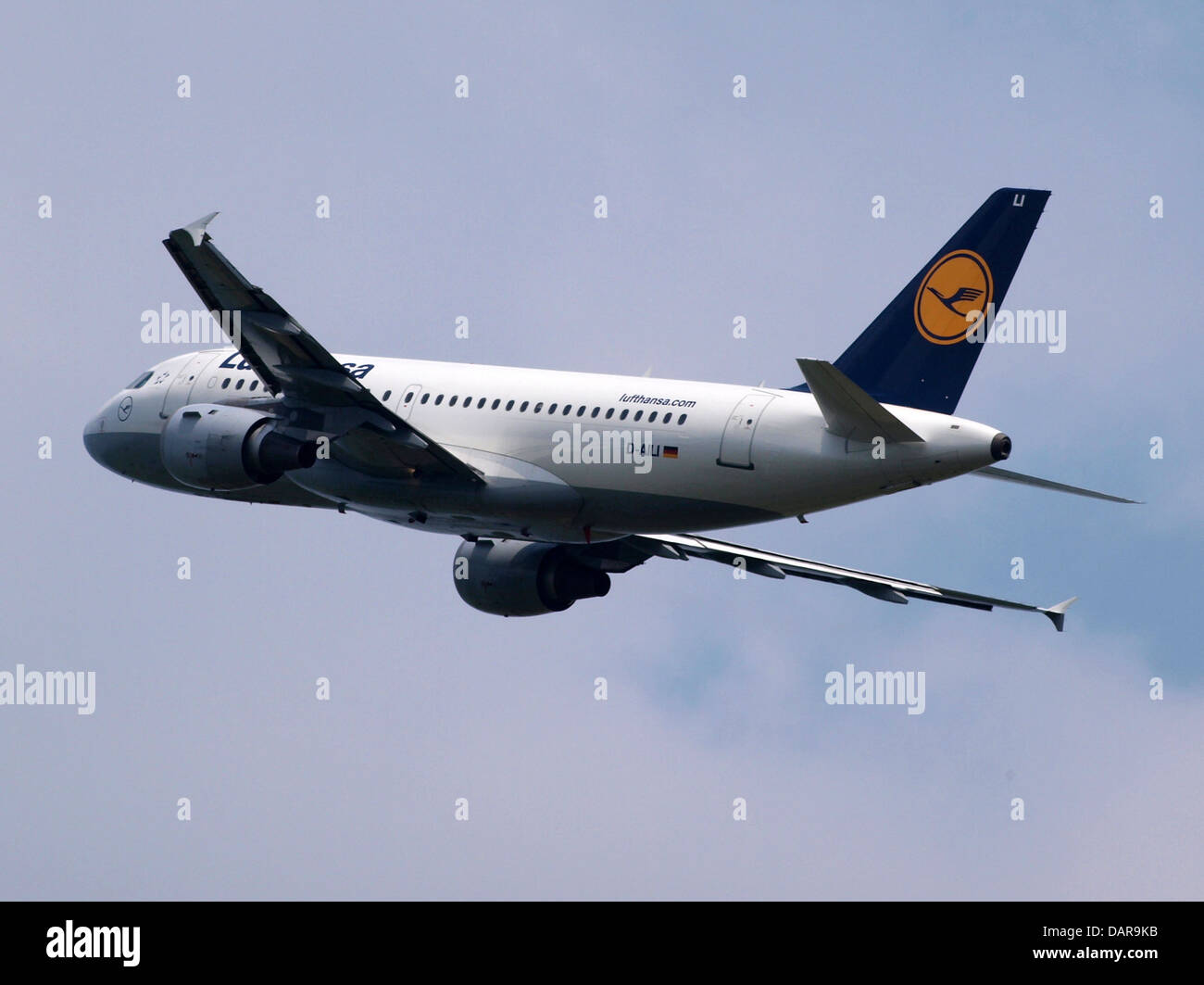 D-AILI è un Airbus A319-114, parte della flotta di Lufthansa. Si tratta di un aereo di linea a corto e medio raggio a corpo stretto, utilizzato sia per voli nazionali che internazionali. Questo aereo è visto all'aeroporto Schiphol di Amsterdam, in preparazione alla partenza. L'A319 è noto per la sua efficienza del carburante e per il comfort dei passeggeri sulle rotte regionali. Foto Stock