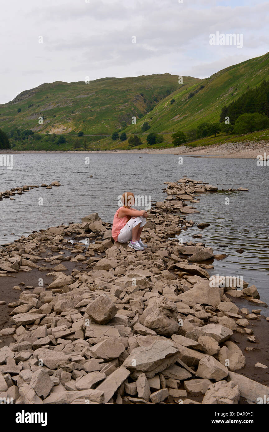 Scafell serbatoio, Lake District, Cumbria, Regno Unito. 17 Luglio, 2013. Meteo. La caduta dei livelli dell'acqua comincia a rivelare il villaggio sommerso di Mardale sotto Scafell serbatoio nel distretto del lago, Cumbria. Il villaggio era sommerso nel 1935 per creare il serbatoio. La costante tempo caldo e secco risulta in livelli di acqua facendo cadere le mura in pietra della valle di nuovo visibili. La United Utilities serbatoio alimenta acqua di Manchester e il Nord Ovest Inghilterra:17 luglio 2013 Credit: STUART WALKER/Alamy Live News Foto Stock