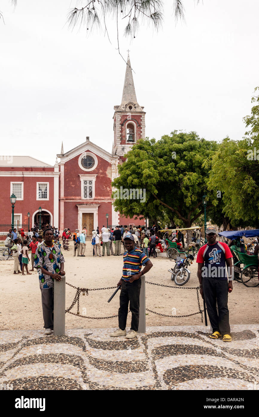Africa, Mozambico Mozambico isola. Gli uomini di guardia la piazza della città. Foto Stock