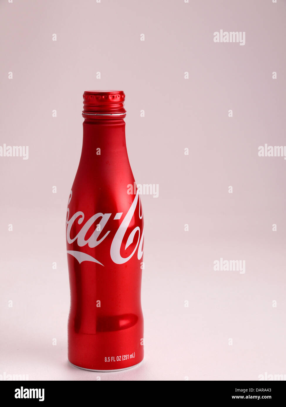 Un metallo Bottiglia di Coca Cola è su sfondo bianco Foto Stock