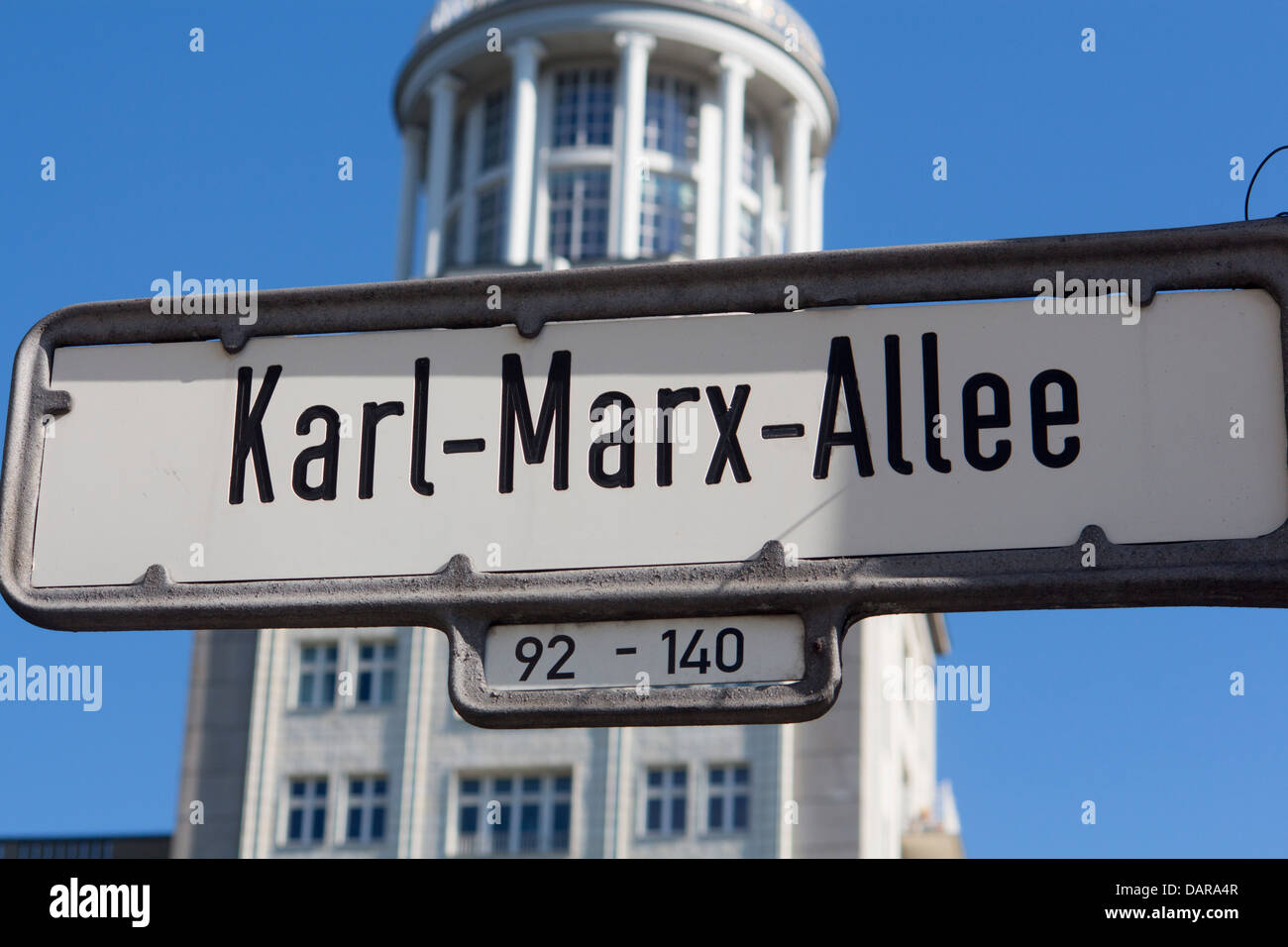 Karl Marx Allee con segno distintivo del realismo socialista edifici dietro Friedrichshain Berlino Germania Foto Stock