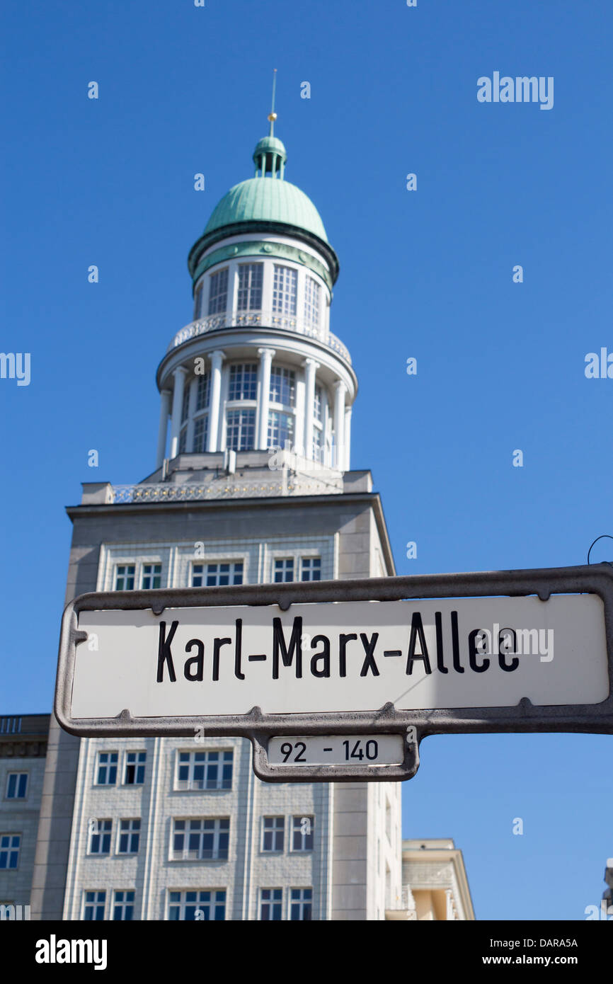 Karl Marx Allee segno con uno dei quattro Frankfurter Tor torri dietro Friedrichshain Berlino Germania Foto Stock
