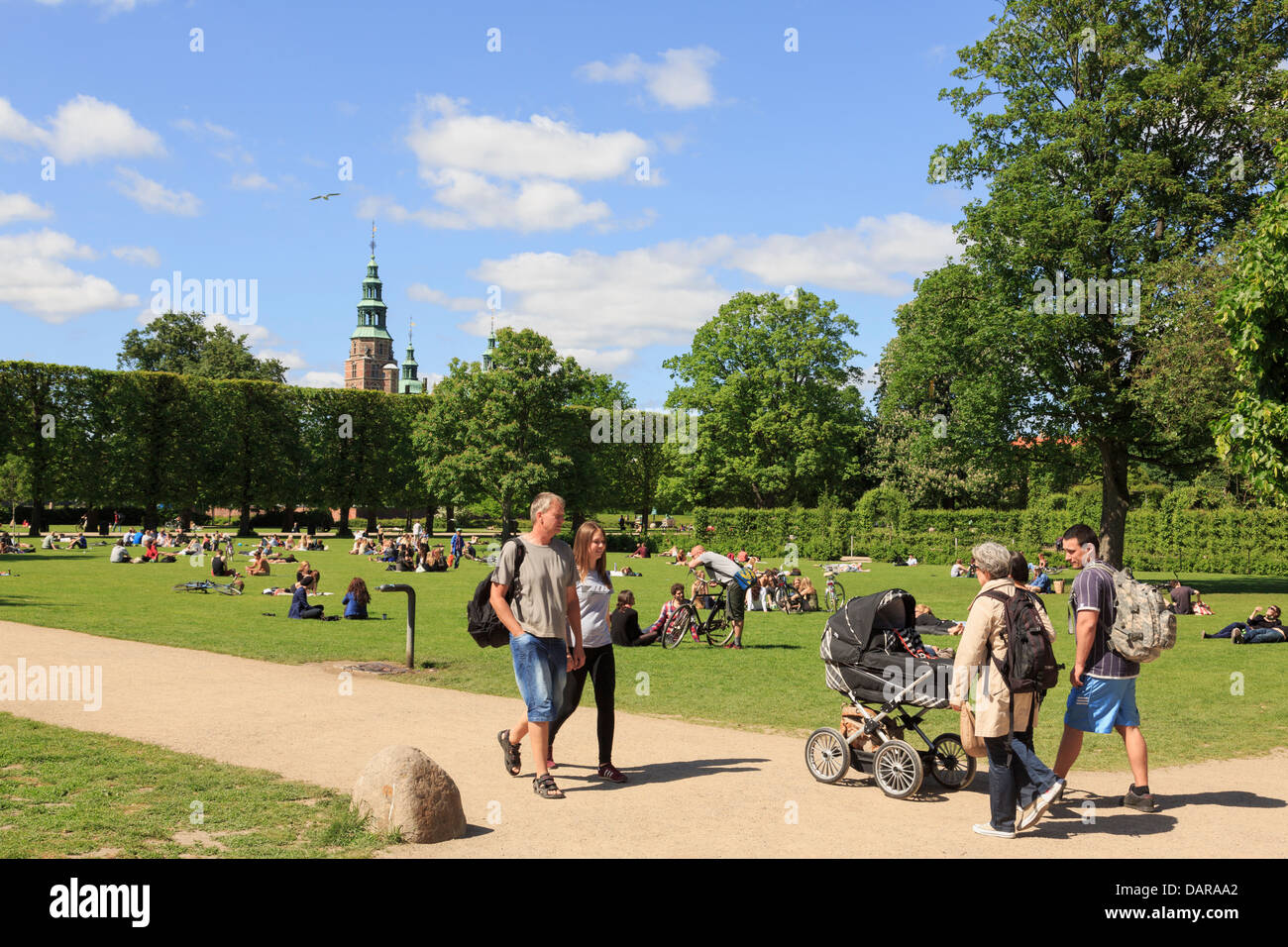 Persone che passeggiano e relax nel giardino del re o Royal Park in estate il sole. Copenaghen, Zelanda, Danimarca Foto Stock