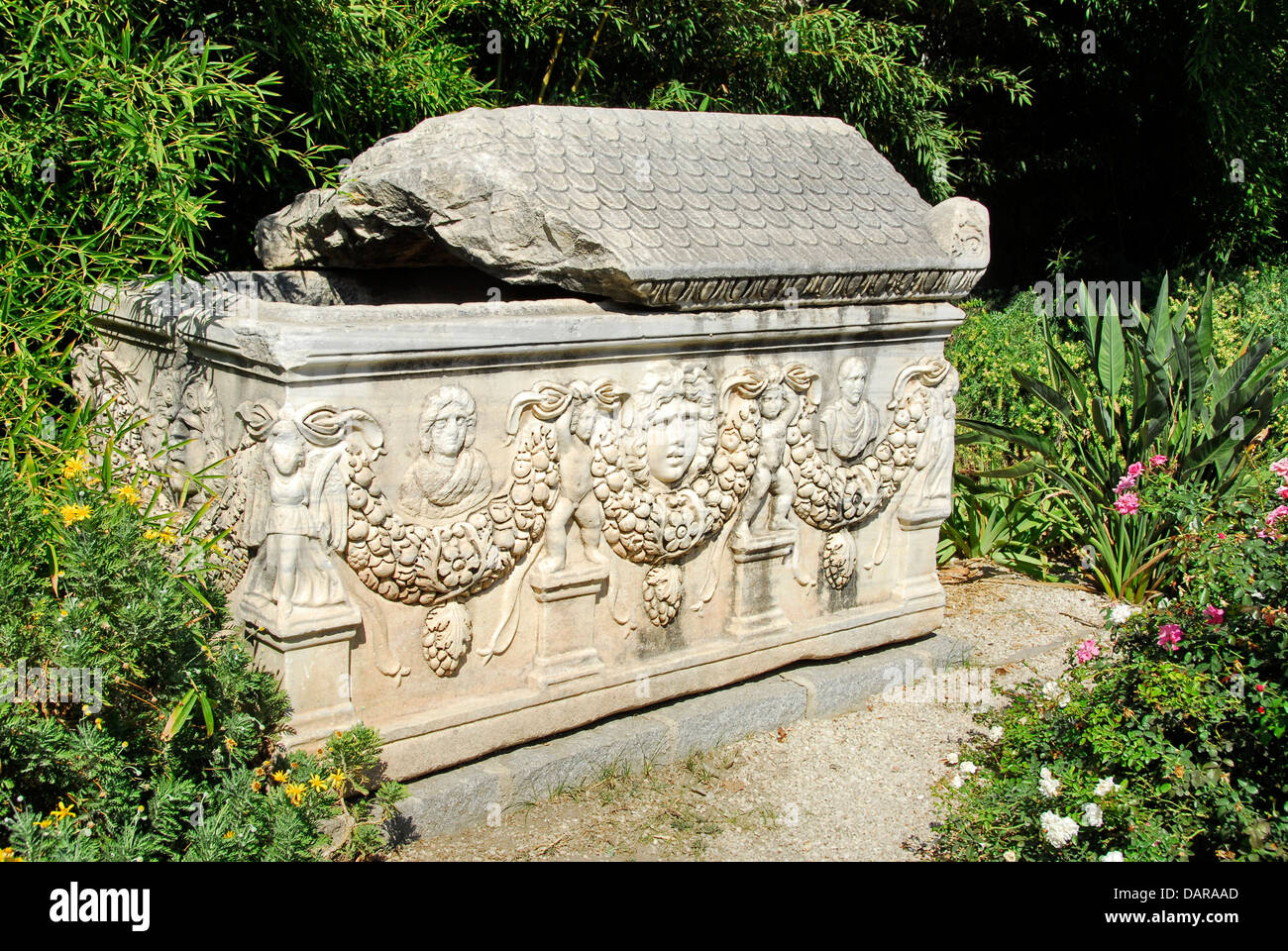 Roma sarcofago al di fuori della città di Efeso Museo archeologico della città di Selçuk , provincia di Izmir, Turchia Foto Stock