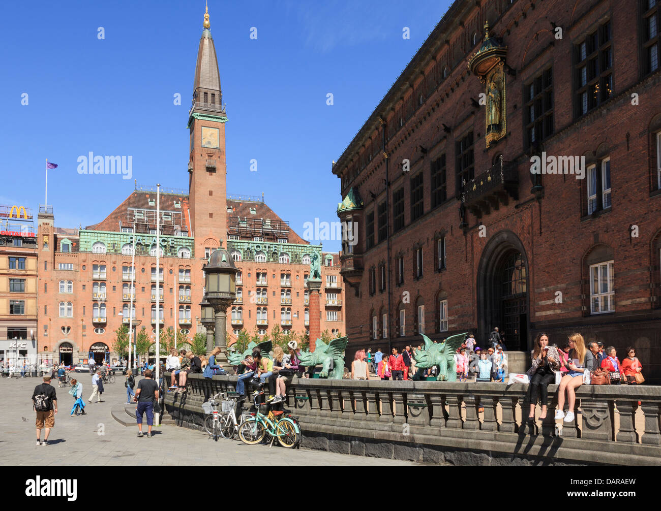 Municipio Københavns Rådhus occupato con le persone al di fuori con lo Scandic Palace Hotel dietro nella piazza del Municipio, Copenhagen, Danimarca Foto Stock