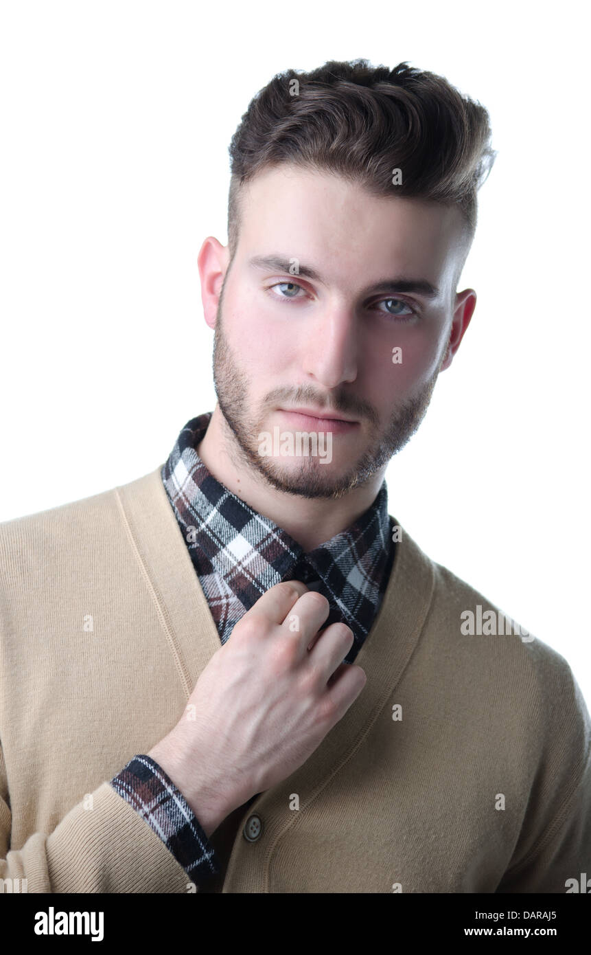Bello ed elegante giovane con camicia a scacchi e un maglione, isolato su bianco Foto Stock