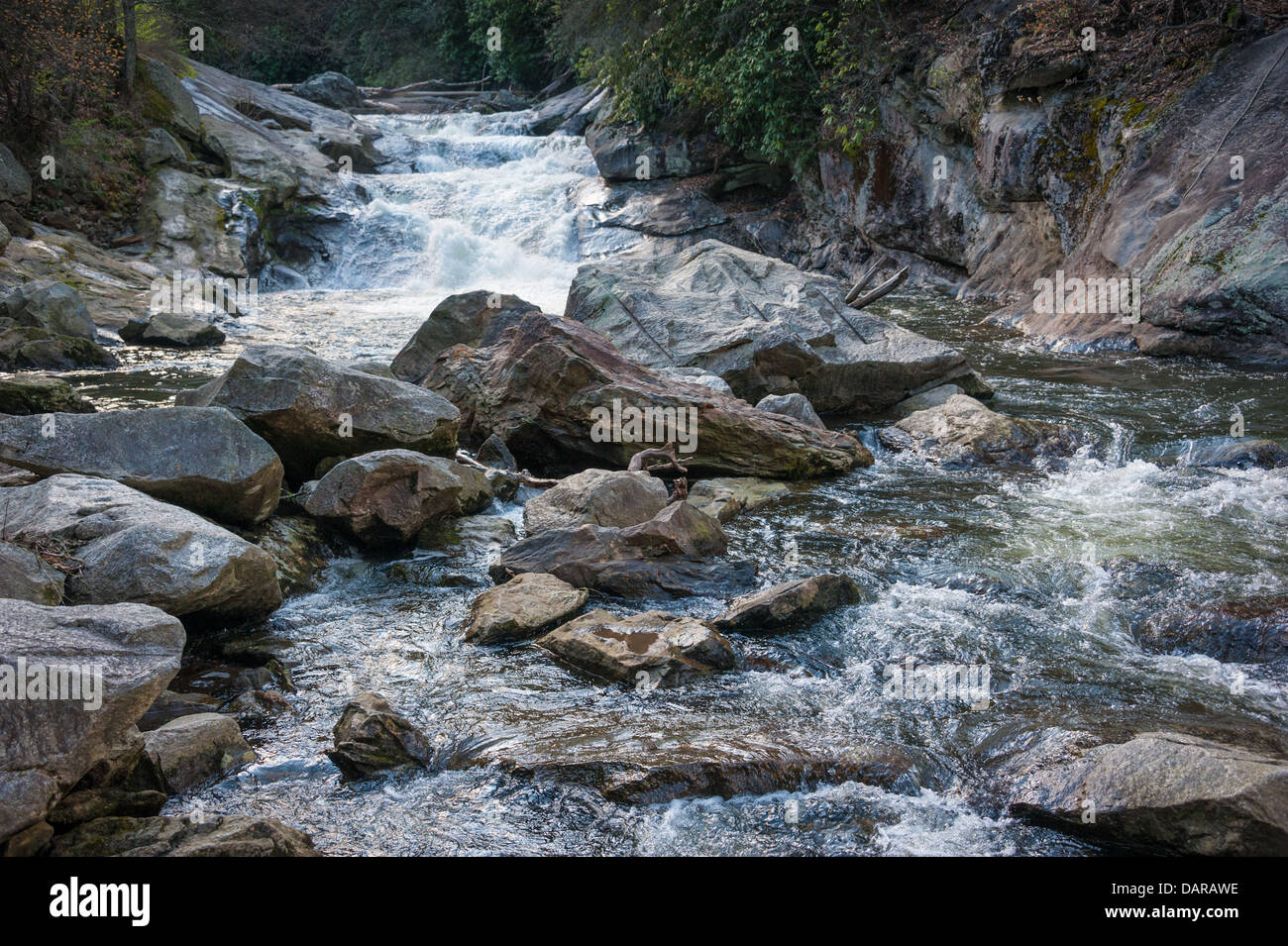 Acqua pulita di montagna che si stanca sulle rocce del fiume Cullasaja a Quarry Falls tra Highlands e Franklin nella Carolina del Nord Occidentale. (STATI UNITI) Foto Stock