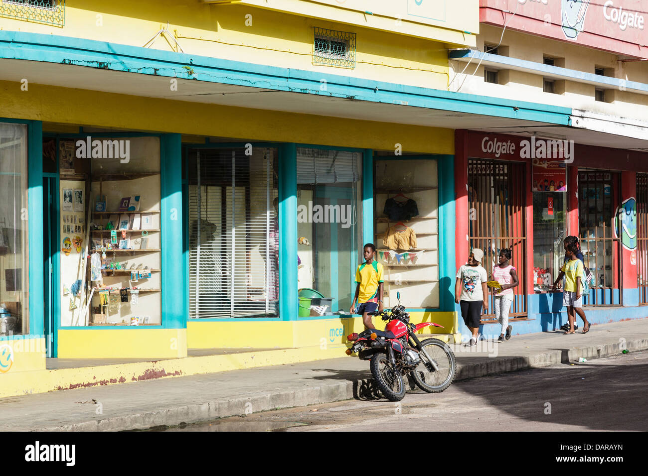 Africa, Mozambico, Inhambane. Gli adolescenti a camminare lungo gli edifici colorati. Foto Stock