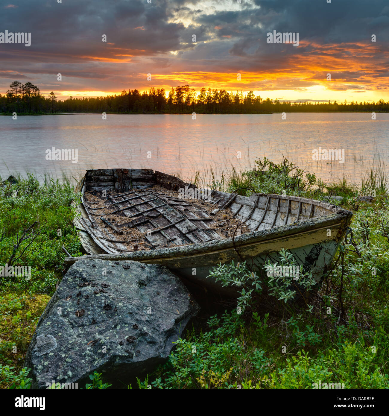 Barca tradizionale sulla riva del fiume, Dalarna, Svezia Foto Stock