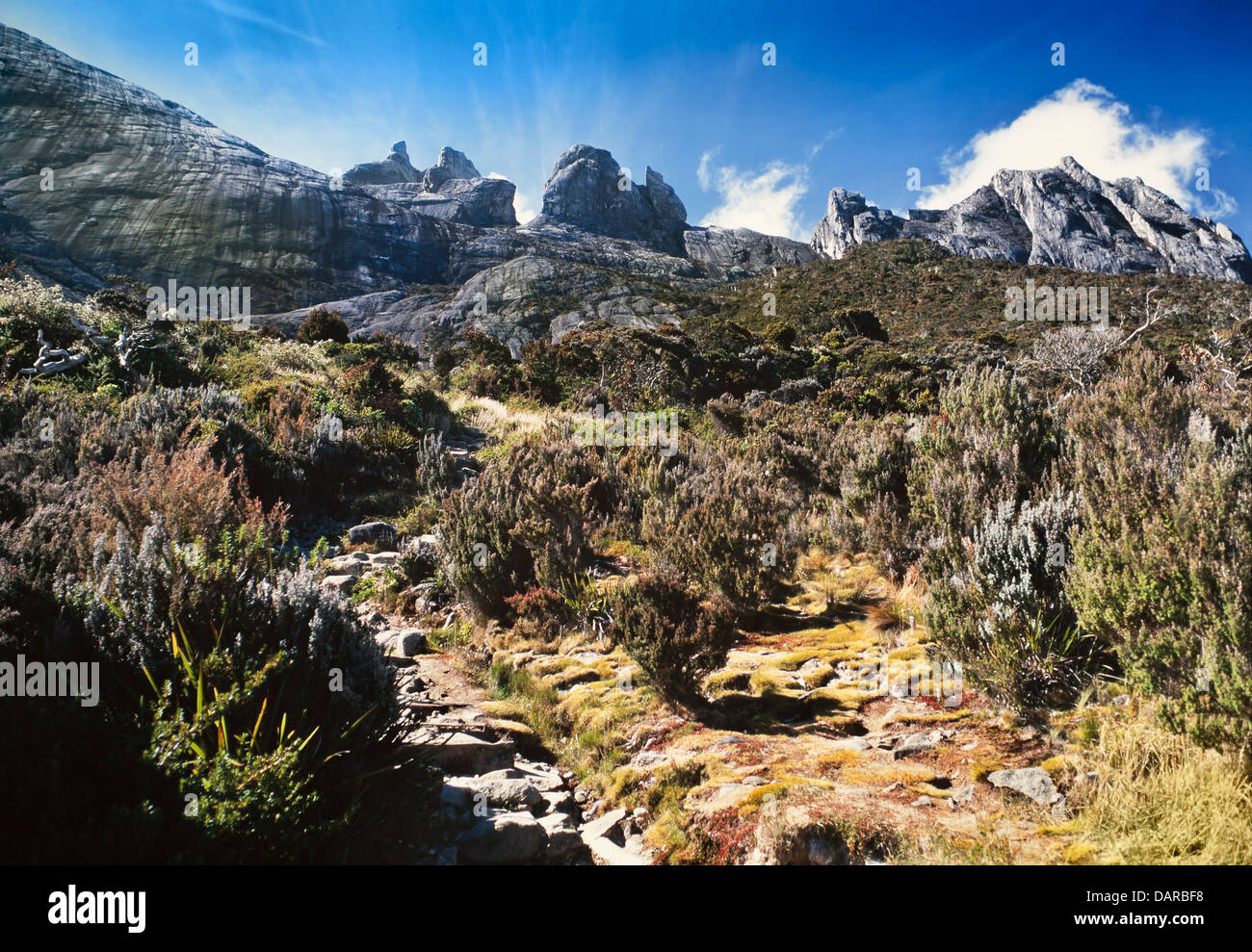 Vista verso il vertice dal di sotto del Laban Rata Resthouse a 3270 metri, Kinabalu National Park, Sabah, Malaysia orientale. Foto Stock