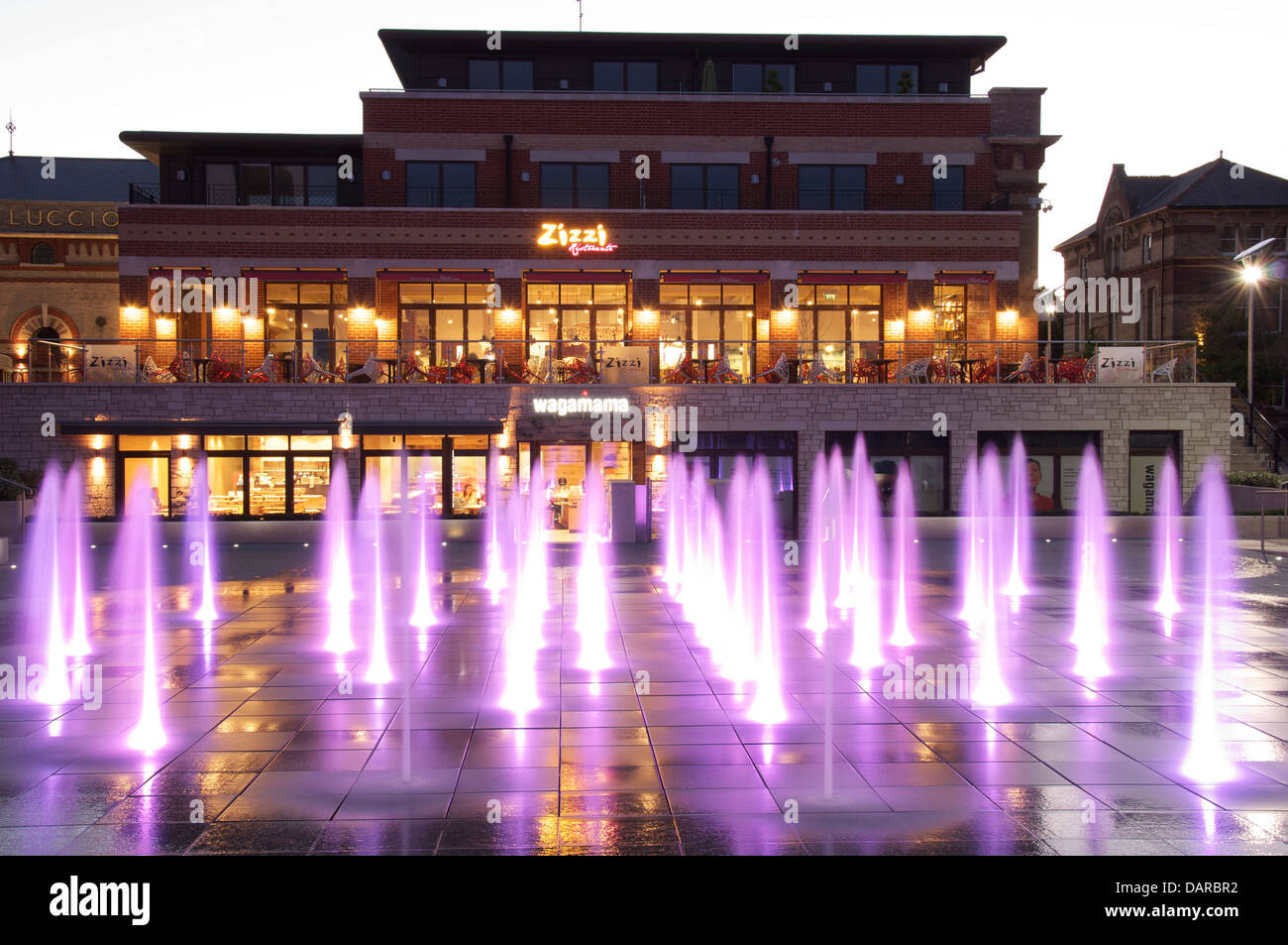 Birreria Square. Abbandonato un vecchio sito industriale in Dorchester viene trasformata in una lucida nuovo centro città con ristoranti e fontane. Il Dorset Foto Stock