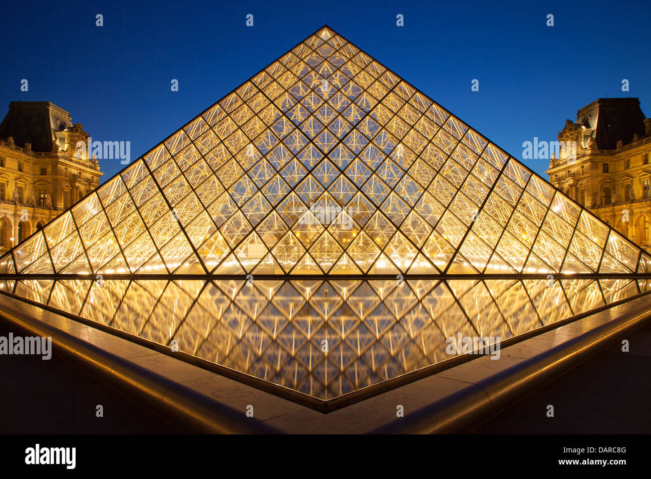 La piramide di vetro in ingresso al Musee du Louvre, Parigi Francia Foto Stock