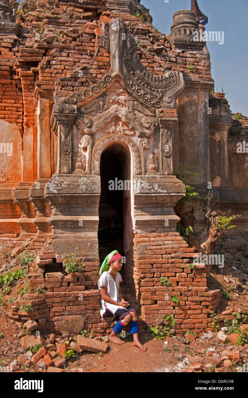 Padaung ragazza nel portale della rovina di antico stupa vicino Indein villaggio sul Lago Inle nello stato di Shan. Foto Stock