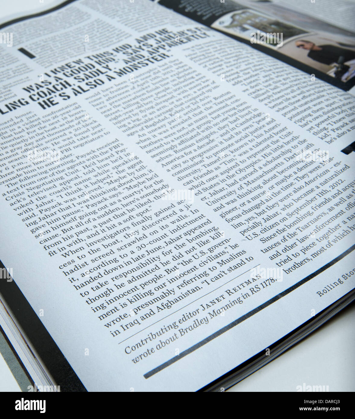 Luglio 17, 2013 - Orange County, California, Stati Uniti d'America - Il 1 agosto 2013 numero di Rolling Stone Magazine caratteristiche sul coperchio un ritratto del presunto attentato di Boston il sospetto Jahar Tsarnaev. Il controverso coperchio, con una 12 pagina articolo attribuito a Rolling Stone Redattore Janet Reitman ha molti a Boston sconvolto a ciò che molti si aspettano di essere sulla copertina del Rolling Stone, una rock star, aggiungendo che la foto assomiglia ad un Settembre 1981Rolling Stone Cover del compianto Jim Morrison. Nella foto, pagina 48 attribuisce l'articolo a Janet Reitman, un redattore a Rolling St Foto Stock