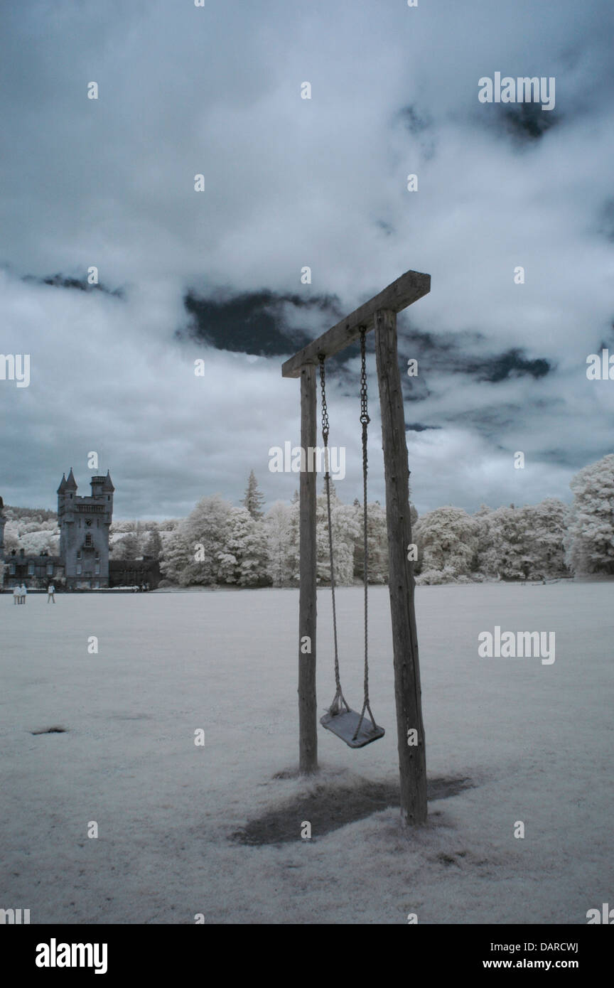 Verticale immagine ad infrarossi di swing di legno utilizzata dalla famiglia reale bambini e possibilmente da Prince George in futuro di Balmoral. Foto Stock