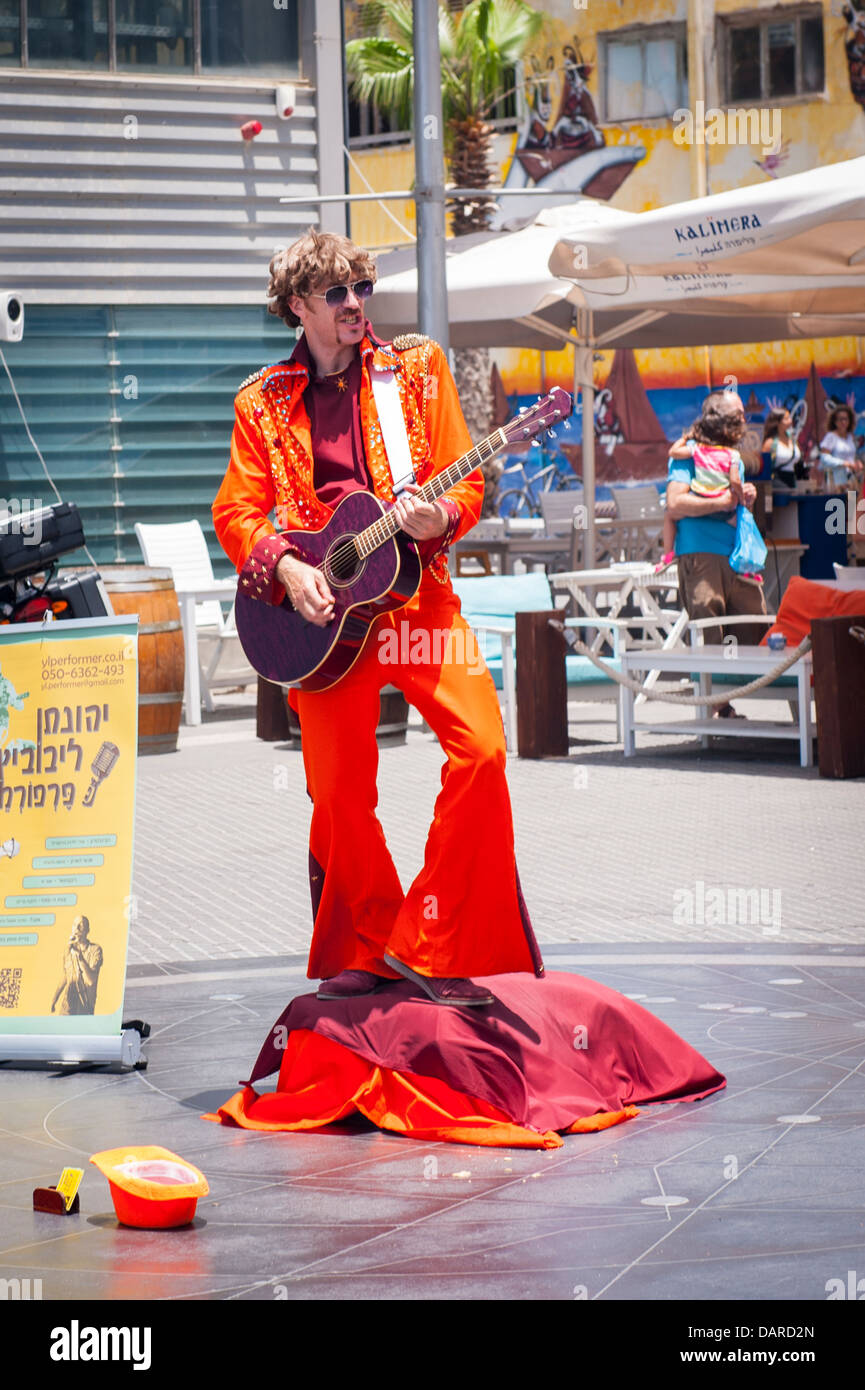 Israele Jaffa Yafo Porto vecchio della città di strada musicista rock busker anni sessanta anni sessanta il cantante rock chitarrista chitarra rossa pantaloni svasati pantaloni Foto Stock