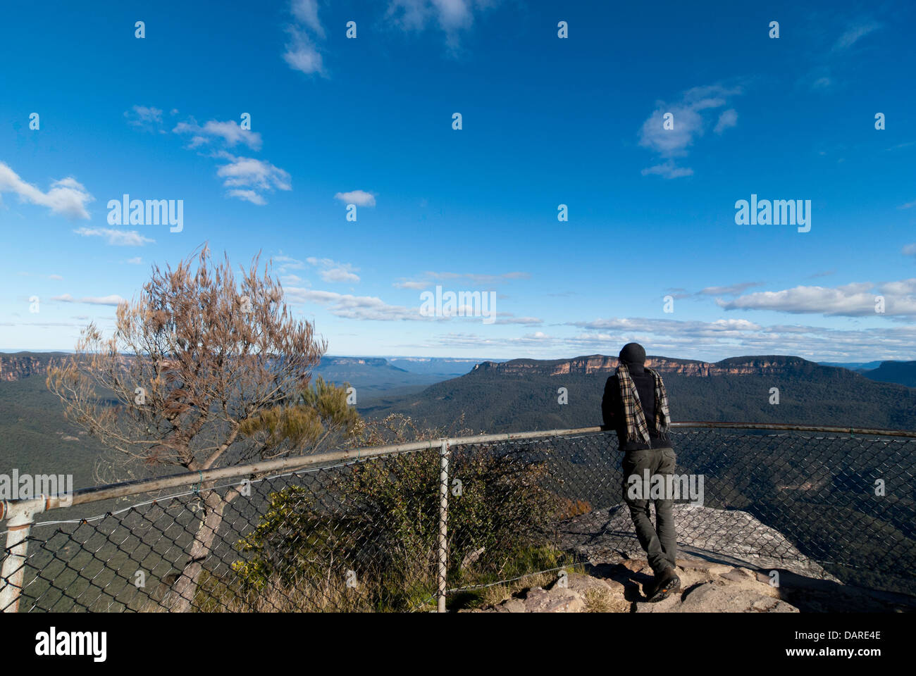 Un uomo si affaccia sulla Jamison Valley nelle Blue Mountains al punto sublime, nei pressi di Leura, Australia Foto Stock