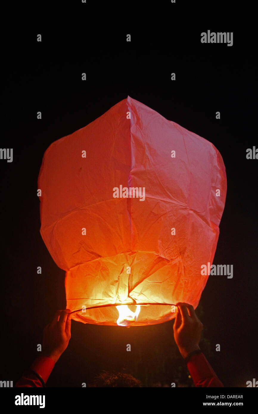 Kongming lanterna (sky) lanterna in mano umana Foto Stock